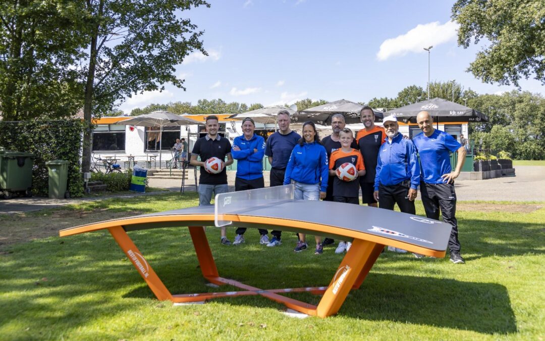 Deelnemers spelen Teqball bij kickoff